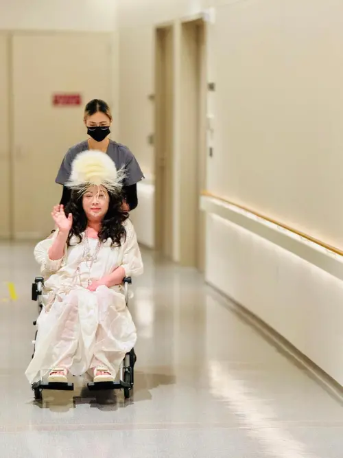 ▲陳文茜（坐輪椅者）一天都要服上多種藥物，身體狀況時好時壞，早已經看透生命。（圖／文茜的世界周報 Sisy's World News臉書）