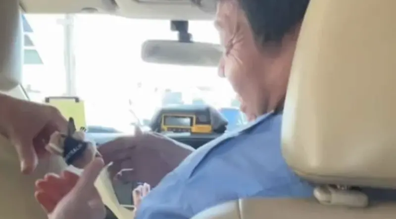 ▲澳洲旅客回贈無尾熊髮夾，由衷感謝司機的熱忱款待，成就了一段語言不通卻情誼滿溢的珍貴旅途瞬間。（圖／翻攝自TikTok@whatamidoing.retired）