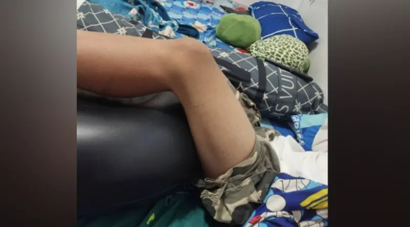 ▲泰國學生因遭罰800下深蹲送醫後在家休養，事件引發外界對校園體罰界線與管教方式的討論。（圖／翻攝自เจ๊ม้อย v+臉書）