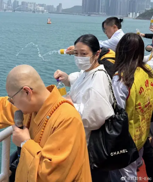 ▲朱麗蒨（白衣、戴口罩者）露面參加佛教儀式。（圖／刘彭生-Eric微博）