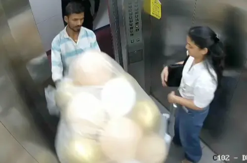 ▲爆炸前的一瞬間，當時女學生正盯著氣球看。（圖／翻攝自美聯社影片截圖）