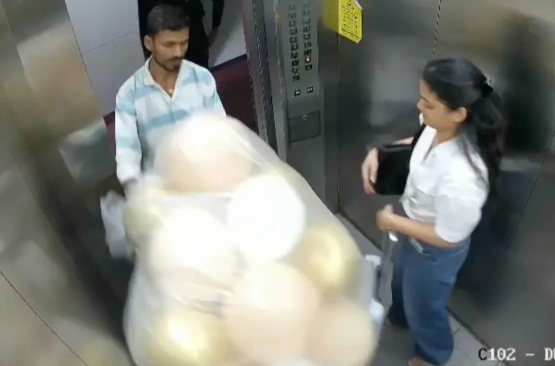    ▲爆炸前的一瞬間，當時女學生正盯著氣球看。（圖／翻攝自美聯社影片截圖）  