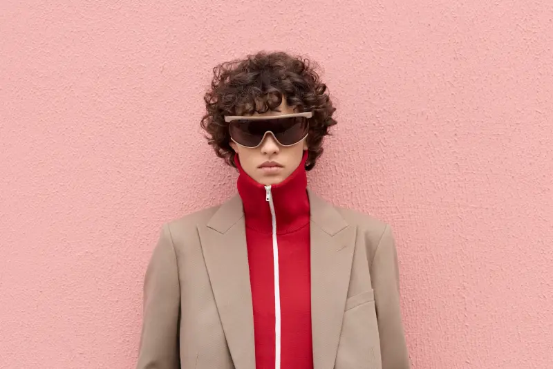 ▲UNIQLO 2026春夏新品來了！官方推薦新顏色、寬鬆新輪廓四大趨勢，UNIQLO：C系列2月6日開搶，奧斯卡影后凱特布蘭琪帶貨紅色米蘭羅紋拉鍊開襟外套、超帥墨鏡必搶，台灣買得到顏色、價格一覽。GU現折200元超值優惠。（圖／UNIQLO uniqlo.com）