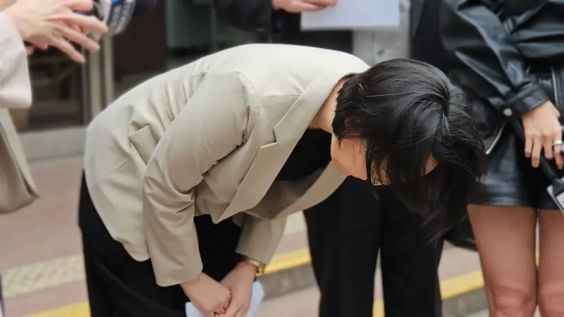    ▲劉向婕鞠躬致歉，她道歉的對象包括自己父母、徐巧芯以及徐巧芯的家人。（圖／記者劉松霖攝）  