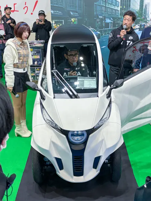 ▲根據草案內容，要有普通小型車駕照才能開「駕艙機車」，不用戴安全帽，但要繫好安全帶，後座可載 1 人。（圖／翻攝X @ Lean Mobility）
