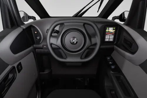 ▲Lean3 的內裝規格完全跳脫傳統機車框架，方向盤與數位儀表的配置，讓操控感受更貼近小型汽車。（圖／取自Lean Mobility官網 leanmobility.net）