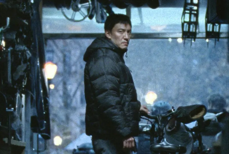 ▲張震在《幸福之路》扮女兒傻瓜，讓觀眾感動到直呼想回家抱爸爸。而他在零下低溫的紐約拍戲，更險些凍僵。（圖／甲上娛樂提供）