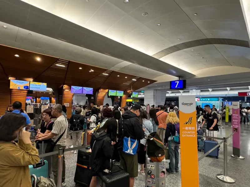 ▲為加速整體通關效率，台灣虎航鼓勵旅客於出發前預先至官網完成自助報到，並多加利用自助行李託運系統。（圖／台灣虎航提供）