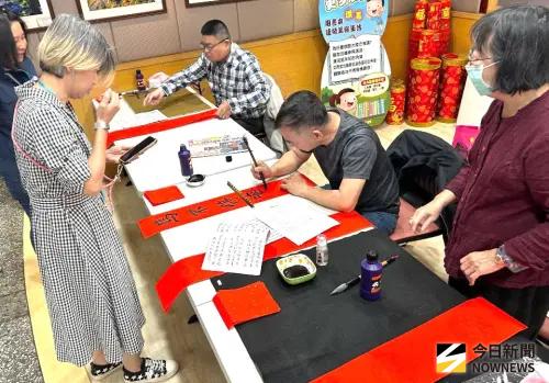 ▲交通部公路局高雄區監理所舉辦揮毫寫春聯及交通安全宣導活動，邀請書法老師到場揮毫寫春聯，吸引民眾排隊索取春聯。(圖／記者黃守作攝，2026.02.05)