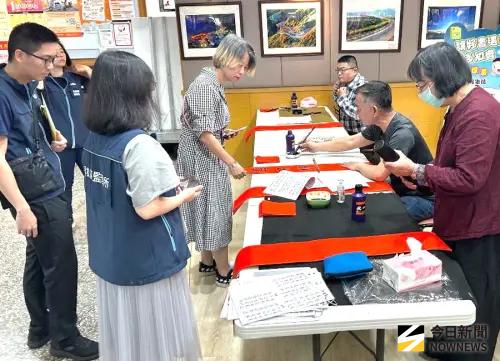 ▲交通部公路局高雄區監理所舉辦揮毫寫春聯及交通安全宣導活動，邀請書法老師到場揮毫寫春聯，吸引民眾排隊索取春聯。(圖／記者黃守作攝，2026.02.05)