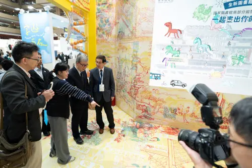 ▲教育部長鄭英耀參觀國家圖書館展區。（圖／教育部）