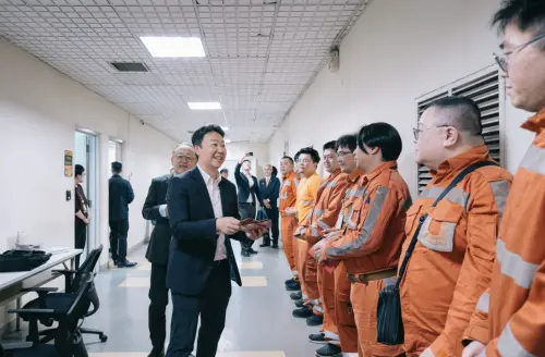 ▲交通部長陳世凱慰勞高鐵維修同仁。（圖／交通部）