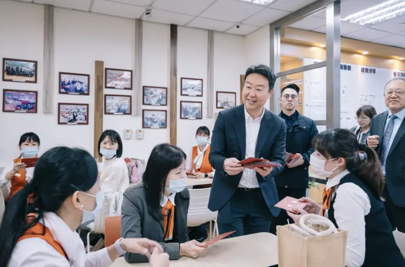 ▲交通部長陳世凱慰勞高鐵北區行車控制中心同仁。（圖／交通部）