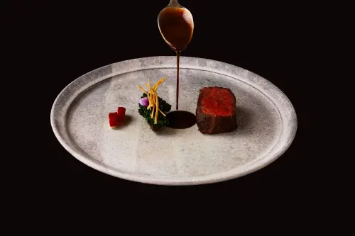 台北法式餐廳ÉCRU冬季菜單開箱！主廚飛松裕之端鹿肉佐黑蒜醬
