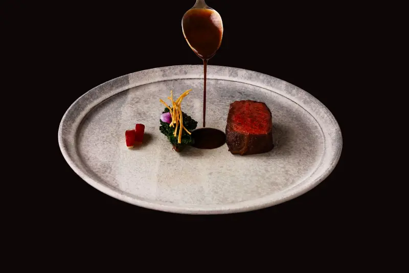 ▲2024年《米其林指南》入選的台北法式餐廳ÉCRU CUISINE TOBI，主廚飛松裕之冬季菜單端出少見紐西蘭鹿肉佐黑蒜醬，記者開箱試吃推薦加入大豆苗的真鯛蕈菇澄清湯、熱前菜冬筍蝸牛、旬魚佐雪莉酒醬泡沫。（圖／ÉCRU提供）