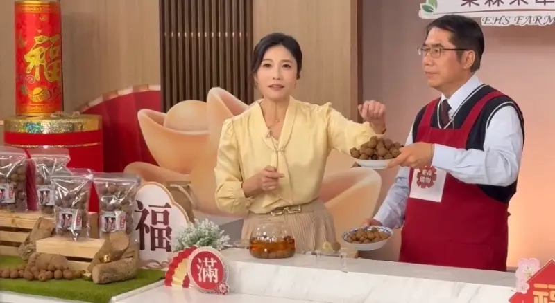 ▲台南市長黃偉哲今天再次受邀出席電視購物直播節目為台南在地特色農產──東山窯燒龍眼乾站台行銷，6000包備貨總計超過1600公斤三十分鐘內秒殺。（圖／南市府提供）