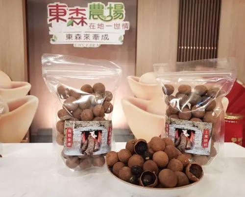 ▲臺南東山窯燒柴焙龍眼乾沖泡枸杞桂圓紅棗茶，養生補氣。（圖／南市府提供）