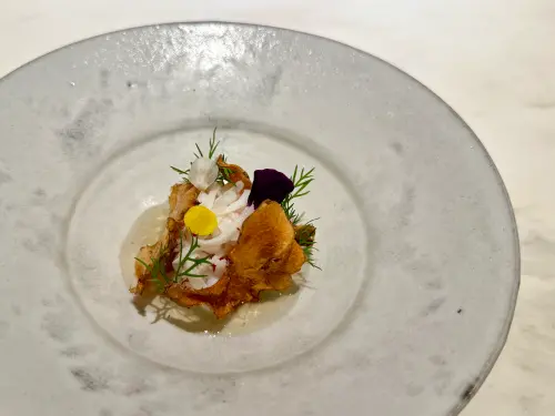 ▲冷前菜「菊芋｜帝王蟹」。（圖／記者蕭涵云攝）