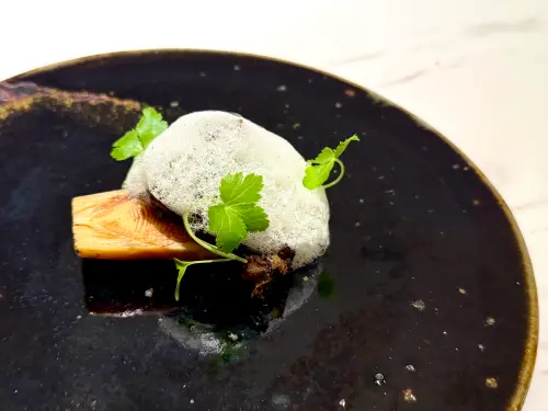 ▲熱前菜「竹筍｜蝸牛｜布根地奶油」。（圖／記者蕭涵云攝）