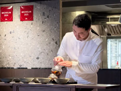 ▲主廚飛松裕之專心一意地，為真鯛沖入澄清湯。（圖／記者蕭涵云攝）