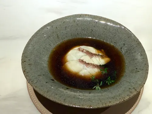 ▲招牌真鯛搭配蕈菇澄清湯，經典中見新意，擄獲記者味蕾。（圖／記者蕭涵云攝）