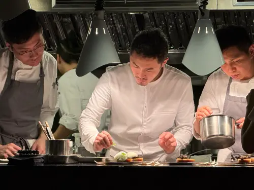 ▲出生於日本福岡的主廚飛松裕之，於2021年決定移居台灣。擅長經典法式技法，融合九州與台灣風土。（圖／記者蕭涵云攝）