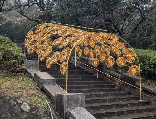 ▲本屆花季特別邀請裝置藝術家林靖格（ChingKe Lin）參與創作，圖為竹編裝置「迎光上行」。（圖／陽明山花季官網www.flowersfestival.taipei/）