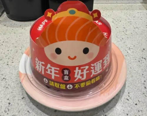 ▲爭鮮2026開運盲盒外圍都會罩著，民眾要盲拿抽獎，結果民眾想抽筊杯吊飾吃了8盤還是槓龜，引爆討論。（圖/Threads）