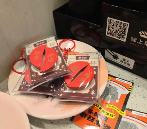 ▲內行傳授秘訣，筊杯吊飾直接放在盤子上，如果是食物會有白色碗裝，可以仔細觀察底部顏色；另外筊杯吊飾是紅色扣環，也能觀察後出手，成功率非常高。（圖/Threads）