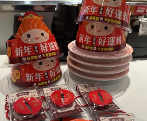 ▲想要筊杯吊飾請民眾憑運氣自己抽選，不要偷看內容物又不拿走，食物真的有衛生疑慮。（圖/Threads）