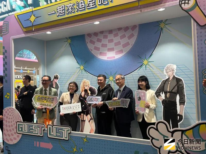 行政院李慧芝發言人、阮昭雄副秘書長、文化部李遠部長、王時思次長、李靜慧次長、立法委員陳培瑜等人均陪同行政院長卓榮泰參觀書展。（圖／記者李青縈攝）