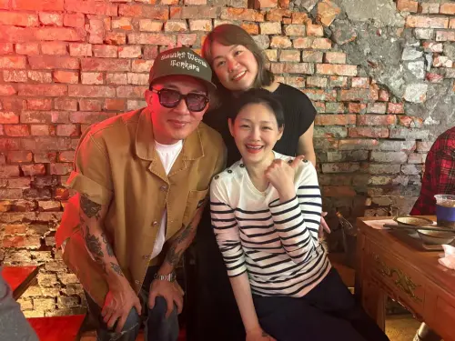 ▲大S（前排右）、具俊曄（前排左）新婚3個月外出和友人聚餐，中為老闆娘。（圖／老罈香川味兒授權提供）