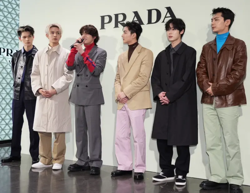 ▲韓國紅牌男團ENHYPEN為Prada在微風南山的新店站台，現場擠爆，有上千粉絲湧入，見到他們就瘋狂尖叫。（圖／記者朱永強攝）