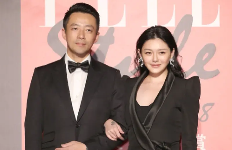 ▲大S（右）與汪小菲（左）婚姻期間被對方領走8000萬後，竟還被抹黑，中國節目《M字閒聊》還原真相後獲獎，不料卻讓張蘭怒喊告。（圖／大S IG@hsushiyuan）