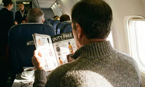 飛機上雜誌不要翻！前空姐揭原因太黑暗　眾中招全愣住：高鐵也是
