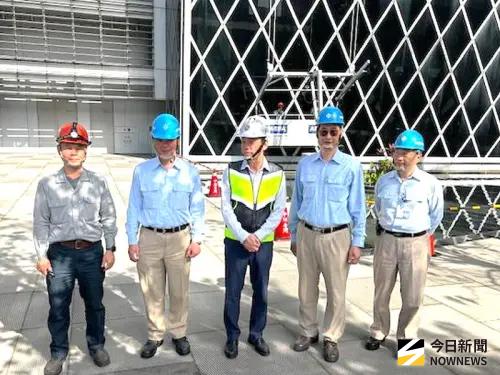 ▲高雄市政府勞工局舉辦大樓外牆清洗作業安全觀摩活動，勞工局副局長皮忠謀(中)、中鋼公司行政部門副總經理黃一中(右1)、生產部門副總經理周文賢(右2)、工安處處長黃建誠(左2)，以及中鋼公司企業工會理事長楊乙記(左1)等人與會。(圖／記者黃守作攝，2026.02.05)