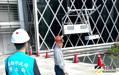 ▲中鋼公司企業工會理事長兼中鋼公司行政區機械設備維護專業人員楊乙記(右)，示範解說演練吊籠清洗作業的標準作業程序(SOP)的情形。(圖／記者黃守作攝，2026.02.05)