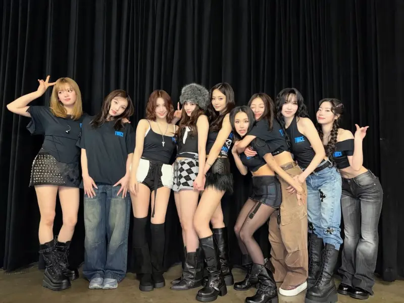 ▲TWICE官方YouTube時隔2個多月後，今（5）日再PO高雄場幕後，子瑜（右5）還在待機室教Momo（左3）念台語，但不料下1秒竟被問倒，直接求救ChatGPT。（圖／IG@twicetagram）