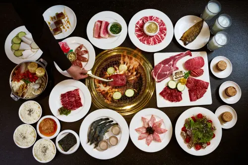 ▲厚切戰斧豬排以炭火直烤，外酥內嫩，成為屋馬燒肉年節聚餐的亮點主菜。.（圖／業者提供）