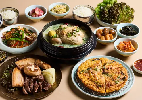 ▲金韓食推出新年限定的「元氣人蔘套餐」，以五道韓味小菜揭開序幕，搭配蔥絲沙拉、人蔘雞湯及韓式香烤牛肋條等，澎湃豐盛。（圖／業者提供）