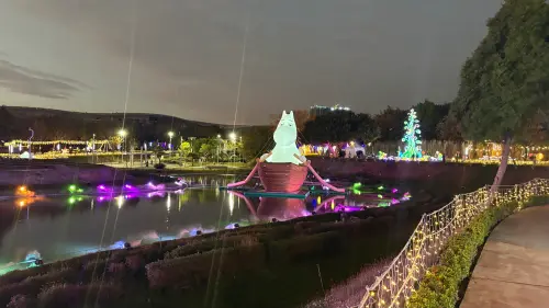 ▲划船姆明徜徉在夢幻河道裡。（圖／記者顏幸如攝，2026.02.05）