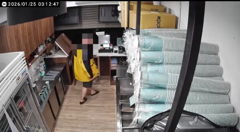 ▲監視器拍下前員工半夜偷偷進入飲料店，一連做了4杯飲料帶走。（圖／翻攝Threads@samro_james）