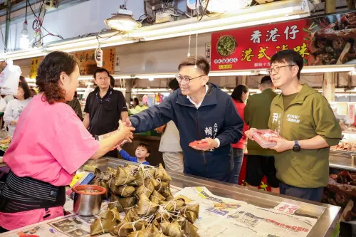 ▲高雄市長參選人、立委賴瑞隆與市議員參選人尹立向採買年貨的市民朋友發送春聯與斗方及「黃色小鴨小紅包」，吸引不少民眾駐足索取。(圖／高雄市長參選人賴瑞隆辦公室提供)