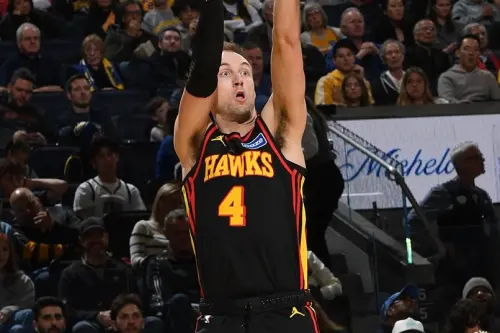 ▲湖人管理層在截止日前僅完成了一筆交易，即用文森特（Gabe Vincent）換回射手肯納德（Luke Kennard）。（圖／取自老鷹官方X）