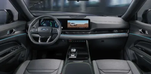 ▲Ford Territory前座內裝，目前販售三個版本，汽油版94.9萬起、1.5T Per4mance Hybrid 原生油電版104.9萬元起、1.5T Per4mance Hybrid 驚豔油電版109.9萬元起。（圖/Ford官網）