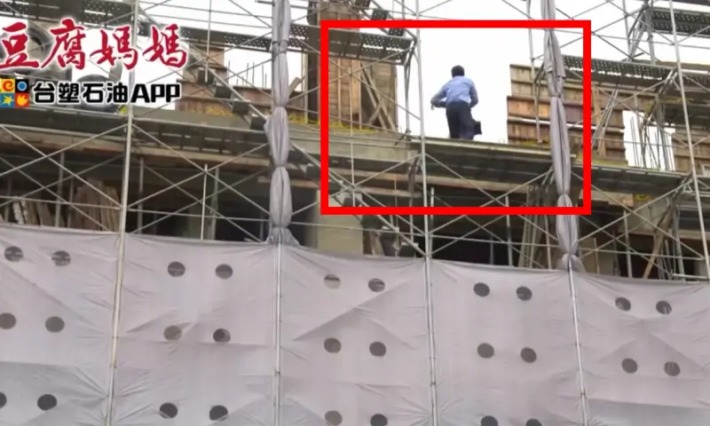 ▲民視8點檔《豆腐媽媽》日前拍攝時， 一名替身演員墜樓摔傷，一度病危進ICU。家屬事後發文指控民視高層0人去關心他們，對此，電視台昨晚也正面回應了。（圖／翻攝自豆腐媽媽）