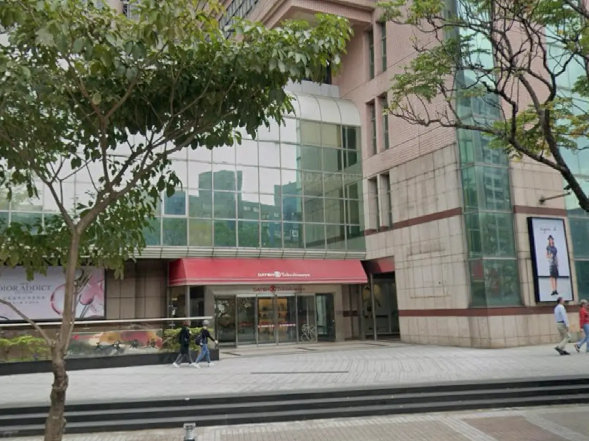 ▲ 台北市士林區忠誠路2段大葉高島屋今（6日）上午傳出有一名女子從高處墜落。（圖／翻攝自Google Maps）