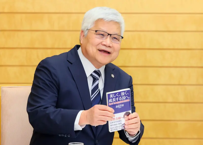 ▲台積電董事長暨總裁魏哲家，5日拜會日本首相高市早苗時，還特意帶上高市早苗於2021年出版的著作，相當有心。（圖／翻攝自日本首相官邸官網）