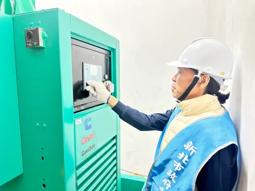 ▲抽水站人員操作抽水機的控制盤，以啟動機組。（圖／新北市政府）