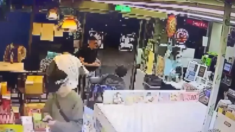 才亂喊高捷有炸彈！惡劣男北上騙身障「偷走整本刮刮樂」畫面曝光